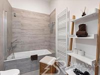 KOMFORTNĚ PLNĚ ZAŘÍZENÝ PROSVĚTLENÝ BYT V NOVÉM DOMĚ – JAVORNÁ – CHKO ŠUMAVA - koupelna.jpg