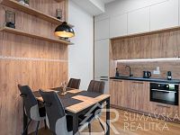 KOMFORTNĚ PLNĚ ZAŘÍZENÝ PROSVĚTLENÝ BYT V NOVÉM DOMĚ – JAVORNÁ – CHKO ŠUMAVA - kuchyně.jpg