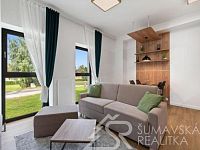 KOMFORTNĚ PLNĚ ZAŘÍZENÝ PROSVĚTLENÝ BYT V NOVÉM DOMĚ – JAVORNÁ – CHKO ŠUMAVA - obývací pokoj.jpg