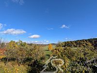 STAVEBNÍ POZEMEK V MALEBNÉ OSADĚ DAMÍČ U SOBĚŠIC V KRÁSNÉ POLOZE POD ŠUVAVSKÝMI VRCHOLY - PXL_20251026_105243914.MP.jpg