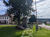 VĚTŠÍ DŮM NA ÚPATÍ  KRÁLOVSKÉHO KAMENE – ŠUMAVA - NICOV - PXL_20250909_122508450.MP.jpg