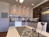 LUXUSNÍ APARTMÁN 4+1 PŘÍMO NA NÁMĚSTÍ V KAŠPERSKÝCH HORÁCH - 1697043148482.jpg