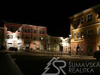 LUXUSNÍ APARTMÁN 4+1 PŘÍMO NA NÁMĚSTÍ V KAŠPERSKÝCH HORÁCH - Apartmán  Kašperské Hory - noční foto..jpg