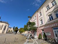 LUXUSNÍ APARTMÁN 4+1 PŘÍMO NA NÁMĚSTÍ V KAŠPERSKÝCH HORÁCH - PXL_20250929_123527625.jpg