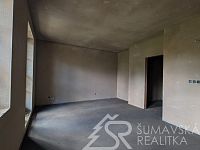 NOVÝ BYT 1+KK S VÝCHODNÍM BALKONEM A VÝHLEDEM NA ŠUMAVU-KAŠPERSKÉ HORY - PXL_20251003_101416824.MP.jpg