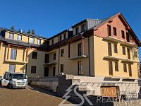 NOVÝ BYT 1+KK S VÝCHODNÍM BALKONEM A VÝHLEDEM NA ŠUMAVU-KAŠPERSKÉ HORY