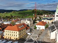 NOVÝ BYT 1+KK S VÝCHODNÍM BALKONEM A VÝHLEDEM NA ŠUMAVU-KAŠPERSKÉ HORY - Z dronu.jpg