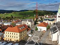 NOVÝ BYT 1+KK S VÝCHODNÍM BALKONEM A VÝHLEDEM NA ŠUMAVU-KAŠPERSKÉ HORY - Z dronu.jpg