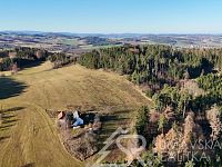 CHALUPA MA SAMOTĚ V NÁDHERNÉ POLOZE  NA MYSTICKÉM MÍSTĚ "BOŽÍ KÁMEN" SE ŠUMAVOU NA DOHLED