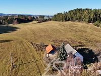 CHALUPA MA SAMOTĚ V NÁDHERNÉ POLOZE  NA MYSTICKÉM MÍSTĚ "BOŽÍ KÁMEN" SE ŠUMAVOU NA DOHLED - DJI_20251210105403_0292_D.JPG