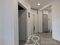 SLUNNÝ BYT 2+KK V NOVÉM BYTOVÉM DOMĚ V KAŠPERSKÝCH HORÁCH - PXL_20260207_125115917.jpg