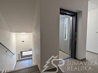 SLUNNÝ BYT 2+KK V NOVÉM BYTOVÉM DOMĚ V KAŠPERSKÝCH HORÁCH - PXL_20260207_125556421.jpg