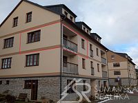 SLUNNÝ BYT 2+KK V NOVÉM BYTOVÉM DOMĚ V KAŠPERSKÝCH HORÁCH