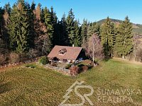 DŮM NA SAMOTĚ U LESA S FANTASTICKÝM PANORAMATICKÝM VÝHLEDEM,  OSTRUŽNO NA ŠUMAVĚ - DJI_20251210100925_0262_D.JPG