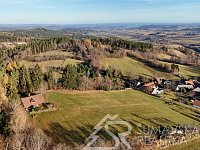 DŮM NA SAMOTĚ U LESA S FANTASTICKÝM PANORAMATICKÝM VÝHLEDEM,  OSTRUŽNO NA ŠUMAVĚ - DJI_20251210101246_0270_D.JPG