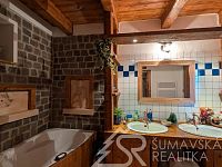 DŮM NA SAMOTĚ U LESA S FANTASTICKÝM PANORAMATICKÝM VÝHLEDEM,  OSTRUŽNO NA ŠUMAVĚ - PXL_20251209_095943873.NIGHT.jpg