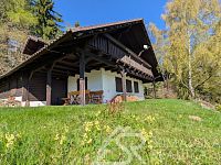 DŮM NA SAMOTĚ U LESA S FANTASTICKÝM PANORAMATICKÝM VÝHLEDEM,  OSTRUŽNO NA ŠUMAVĚ