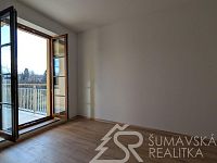 MODERNÍ 2+KK S VELKÝM BALKONEM  A VÝHLEDEM NA ŠUMAVU, PARKOVÁNÍ V DOMĚ, NOVOSTAVBA SE ZÁRUKOU, - PXL_20260317_143850661.jpg