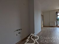 MODERNÍ 2+KK S VELKÝM BALKONEM  A VÝHLEDEM NA ŠUMAVU, PARKOVÁNÍ V DOMĚ, NOVOSTAVBA SE ZÁRUKOU, - PXL_20260317_143922537.jpg