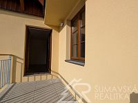 MODERNÍ 2+KK S VELKÝM BALKONEM  A VÝHLEDEM NA ŠUMAVU, PARKOVÁNÍ V DOMĚ, NOVOSTAVBA SE ZÁRUKOU, - PXL_20260317_144104452.jpg