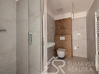 MODERNÍ 2+KK S VELKÝM BALKONEM  A VÝHLEDEM NA ŠUMAVU, PARKOVÁNÍ V DOMĚ, NOVOSTAVBA SE ZÁRUKOU, - PXL_20260317_144258887.jpg