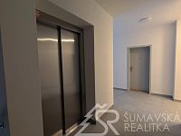 MODERNÍ 2+KK S VELKÝM BALKONEM  A VÝHLEDEM NA ŠUMAVU, PARKOVÁNÍ V DOMĚ, NOVOSTAVBA SE ZÁRUKOU, - PXL_20260317_144446283.jpg