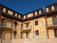 MODERNÍ 2+KK S VELKÝM BALKONEM  A VÝHLEDEM NA ŠUMAVU, PARKOVÁNÍ V DOMĚ, NOVOSTAVBA SE ZÁRUKOU, - PXL_20260317_144851032.jpg