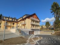 MODERNÍ 2+KK S VELKÝM BALKONEM  A VÝHLEDEM NA ŠUMAVU, PARKOVÁNÍ V DOMĚ, NOVOSTAVBA SE ZÁRUKOU, - PXL_20260317_144918557.jpg