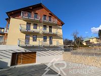 MODERNÍ 2+KK S VELKÝM BALKONEM  A VÝHLEDEM NA ŠUMAVU, PARKOVÁNÍ V DOMĚ, NOVOSTAVBA SE ZÁRUKOU, - PXL_20260317_144947863.jpg