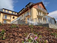 MODERNÍ 2+KK S VELKÝM BALKONEM  A VÝHLEDEM NA ŠUMAVU, PARKOVÁNÍ V DOMĚ, NOVOSTAVBA SE ZÁRUKOU, - PXL_20260325_112910221.jpg