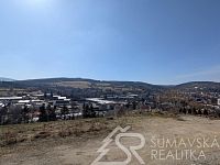 STAVEBNÍ POZEMEK VE VIMPERKU – JIŽNÍ SVAH S VÝHLEDEM NA ZÁMEK I BOUBÍN - PXL_20260319_113232521.MP.jpg