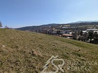 STAVEBNÍ POZEMEK VE VIMPERKU – JIŽNÍ SVAH S VÝHLEDEM NA ZÁMEK I BOUBÍN - PXL_20260319_113419790.MP.jpg