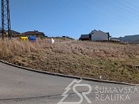 STAVEBNÍ POZEMEK VE VIMPERKU – JIŽNÍ SVAH S VÝHLEDEM NA ZÁMEK I BOUBÍN - PXL_20260319_114306468.MP.jpg