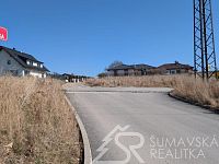 STAVEBNÍ POZEMEK VE VIMPERKU – JIŽNÍ SVAH S VÝHLEDEM NA ZÁMEK I BOUBÍN - PXL_20260319_114322373.MP.jpg