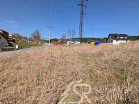 SLUNNÝ POZEMEK S VÝHLEDEM NA ZÁMEK I BOUBÍN VE VIMPERKU ZA SKVĚLOU CENU - PXL_20260319_113726525.MP.jpg