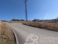 SLUNNÝ POZEMEK S VÝHLEDEM NA ZÁMEK I BOUBÍN VE VIMPERKU ZA SKVĚLOU CENU - PXL_20260319_114329102.MP.jpg