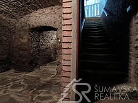 BEZBARIÉROVÝ APARTMÁN V PŘÍZEMÍ RENOVOVANÉHO DOMU S VÝHLEDEM NA NÁMĚSTÍ,  ŠUMAVA - KAŠPERSKÉ HORY - 1700051081126.jpg