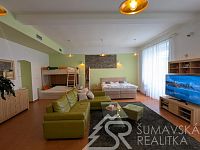 BEZBARIÉROVÝ APARTMÁN V PŘÍZEMÍ RENOVOVANÉHO DOMU S VÝHLEDEM NA NÁMĚSTÍ,  ŠUMAVA - KAŠPERSKÉ HORY - PXL_20260707_123305304.MP.jpg