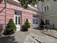 BEZBARIÉROVÝ APARTMÁN V PŘÍZEMÍ RENOVOVANÉHO DOMU S VÝHLEDEM NA NÁMĚSTÍ,  ŠUMAVA - KAŠPERSKÉ HORY - PXL_20260707_125940284.MP.jpg