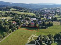 STAVEBNÍ POZEMEK S VÝHLEDEM, OKRAJ KAŠPERSKÝCH HOR–ŠUMAVA. SLEVA - Still 2026-07-20 134109_1.4.1.jpg