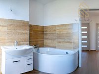 Prodej rodinného domu 4+kk, 84 m², pozemek 834 m², Uhersko (okr. Pardubice) - koupelna s WC v patře.jpg