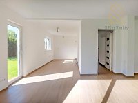 Prodej rodinného domu 4+kk, 84 m², pozemek 834 m², Uhersko (okr. Pardubice) - pohled do kuchyně z obývacího pokoje.jpg