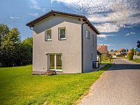 Prodej rodinného domu 4+kk, 84 m², pozemek 834 m², Uhersko (okr. Pardubice) - pohled na RD od východu.jpg