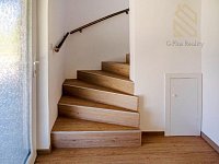 Prodej rodinného domu 4+kk, 84 m², pozemek 834 m², Uhersko (okr. Pardubice) - pohled na schodiště z přízemí do patra.jpg