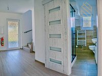 Prodej rodinného domu 4+kk, 84 m², pozemek 834 m², Uhersko (okr. Pardubice) - pohled z chodby do koupelny a WC v přízemí.jpg