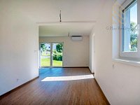 Prodej rodinného domu 4+kk, 84 m², pozemek 834 m², Uhersko (okr. Pardubice) - pohled z kuchyně do obývacího pokoje.jpg
