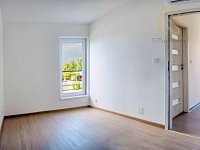 Prodej rodinného domu 4+kk, 84 m², pozemek 834 m², Uhersko (okr. Pardubice) - pokoj č. 1 v patře s oknem na západ.jpg