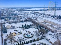 Rodinný dům, 135m2, zahrada 3 522m2, Píšťany, okr.Litoměřice - Zimní krajina nad vesnicí s mostem.jpg