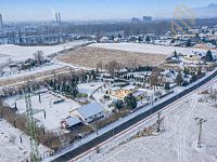 Rodinný dům, 135m2, zahrada 3 522m2, Píšťany, okr.Litoměřice - Zimní krajina se silnicí a vesnicí.jpg