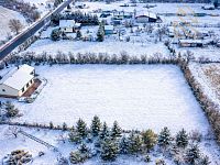 Rodinný dům, 135m2, zahrada 3 522m2, Píšťany, okr.Litoměřice - Zimní krajina z ptačí perspektivy.jpg